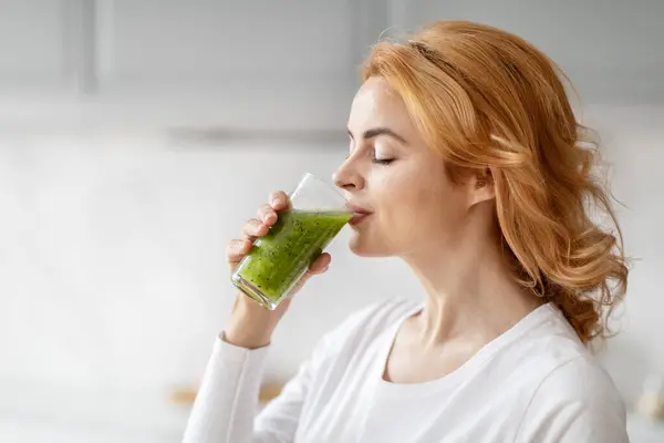 Highlighting Nutrition Close European Pregnant Lady Enjoying Healthy Beverage Home — Stock Photo, Image