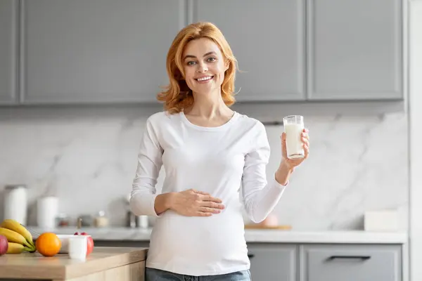 Eine Lächelnde Schwangere Europäerin Hält Ihrer Küche Ein Glas Milch — Stockfoto