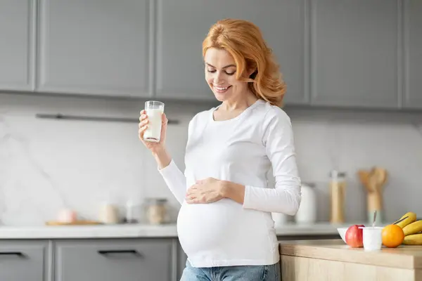 Obsah Evropanky Těhotná Žena Srkající Mléko Kuchyni Demonstrující Roli Mléka — Stock fotografie
