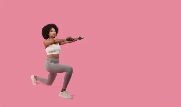 Eine Dynamische Sportliche Afroamerikanerin Hält Hanteln Der Mitte Zeigt Kraft — Stockfoto