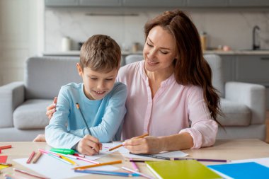 Bu görüntü, bir anne ve oğul olarak Avrupa 'daki aile ilişkilerinde sevgi ve sevgiyi yansıtıyor ve evde sanat yaratma konusunda samimi bir anı paylaşıyorlar.
