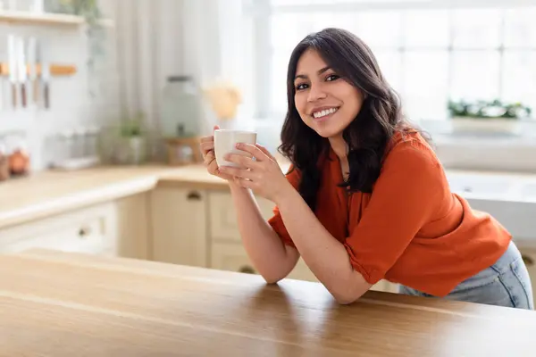 Leende Mellanösternkvinna Lutar Sig Mot Köksbänk Njuter Sitt Kaffe Med — Stockfoto