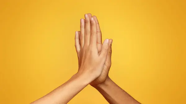 アフリカ系アメリカ人男性と女性高 お互い挨拶オレンジ色の背景に手をたたく — ストック写真