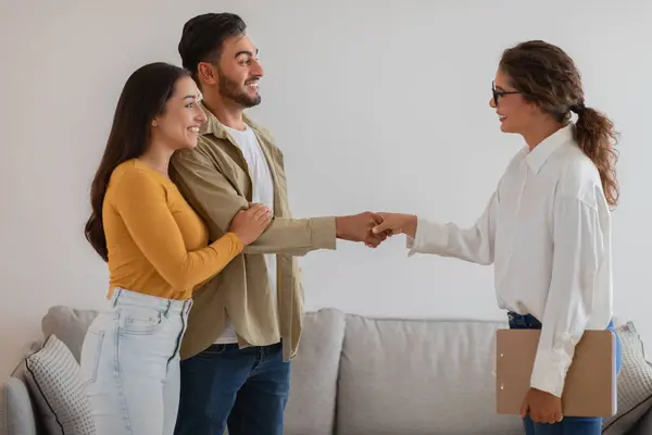 Successful Marriage Counseling Session Smiling Young Couple Shakes Hands Family — Stock Photo, Image