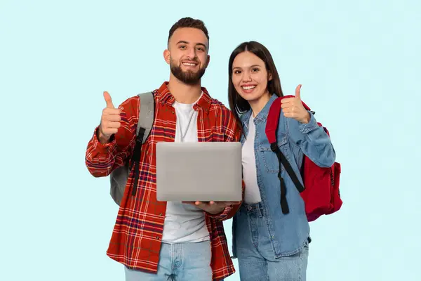 Sırt Çantalı Dizüstü Bilgisayarlı Mutlu Öğrenci Çifti Havalı Mavi Bir — Stok fotoğraf