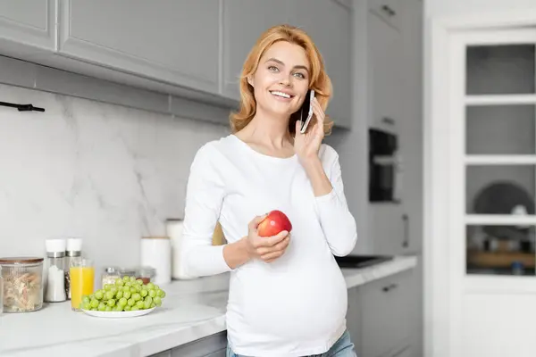 Šťastná Evropská Těhotná Dáma Mluví Telefonu Své Kuchyni Obklopená Prvky — Stock fotografie