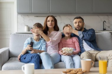 Şaşırmış bir Avrupalı aile, televizyon karşısında ilgi çekici bir sahne izlerken, sevgi ve ilişkileri bir yuva ortamında paylaşarak ve sevgiyle birbirine bağlanır.