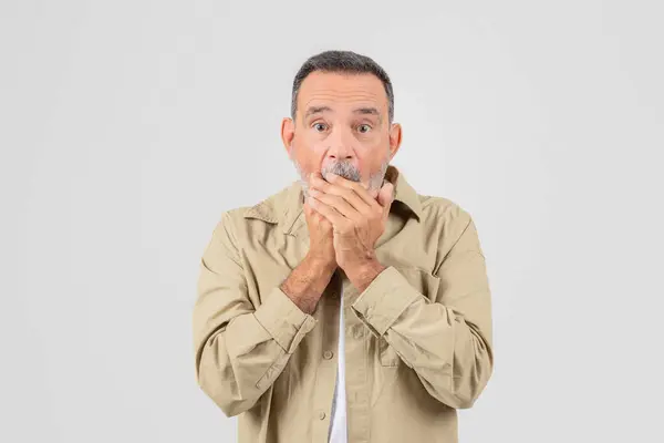 Ein Älterer Mann Bedeckt Schockiert Seinen Mund Und Zeigt Einen — Stockfoto