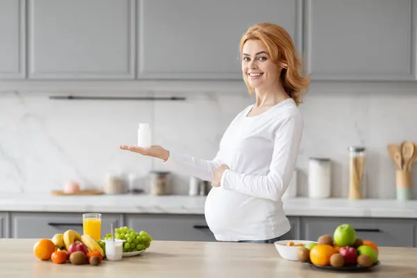 Avrupalı Kadın Gözle Görülür Bir Şekilde Bir Mutfakta Hamilelik Beslenmesindeki — Stok fotoğraf