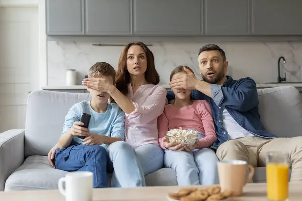 Astonished European Family Bonded Love Shared Experiences While Watching Compelling — Stock Photo, Image