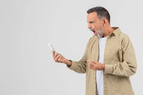 Homem Idoso Está Envolvido Com Seu Smartphone Gritando Isolado Contra — Fotografia de Stock
