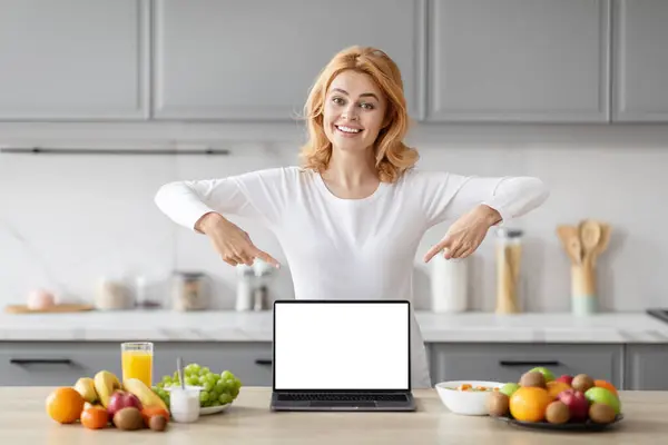 Enthusiastic Pregnant European Lady Showcases Something Laptop Screen Hinting Nutrition — Stock Photo, Image