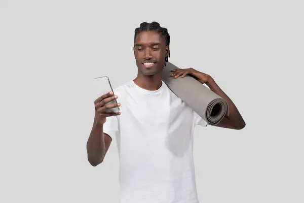 Happy Black Man White Shirt Carries Yoga Mat His Shoulder — Stock Photo, Image