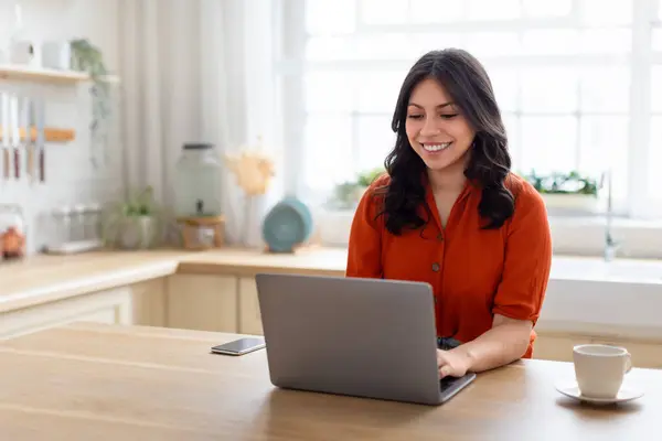 Mulher Feliz Oriente Médio Blusa Laranja Agradavelmente Trabalhando Seu Laptop — Fotografia de Stock