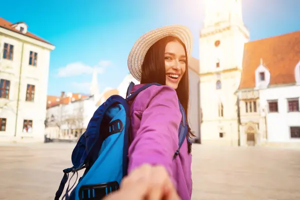 Millennial Lady Pulls Viewer Explore European Streets Together Vibrant Full — Stock Photo, Image