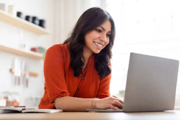 Mulher Alegre Oriente Médio Com Cabelo Castanho Trabalhando Laptop Sorrindo — Fotografia de Stock