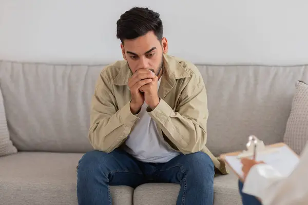 Ung Mann Fremstår Kontemplativ Bekymret Terapi Sesjon Lider Depresjon Angst – stockfoto