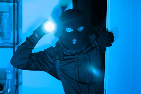 Uma Imagem Retratando Ladrão Com Uma Lanterna Iluminando Seu Rosto — Fotografia de Stock