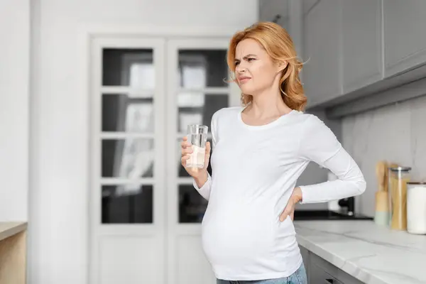 Beyaz Gömlekli Hamile Bir Kadın Mutfakta Bir Bardak Tutuyor Acı — Stok fotoğraf