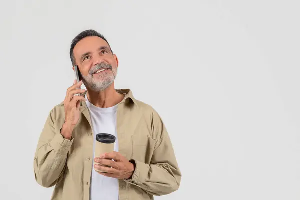 Een Oudere Oudere Man Ziet Vrolijk Uit Terwijl Hij Telefoneert — Stockfoto