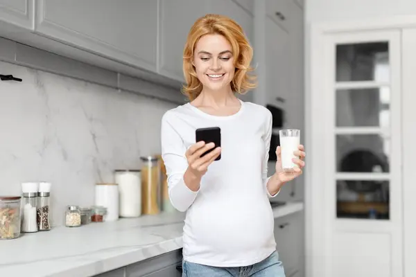 European Lady Managing Her Prenatal Nutrition Glass Milk Smartphone Modern — Stock Photo, Image