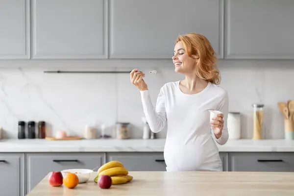 Nadšení Evropské Těhotné Ženy Těší Jogurt Své Dobře Jmenován Kuchyně — Stock fotografie