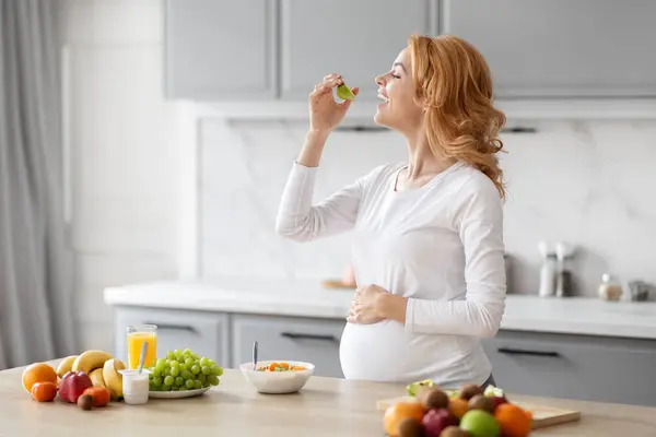 Солнечной Европейской Кухне Беременная Женщина Наслаждается Питанием Стаканом Сока Свидетельствует Лицензионные Стоковые Фото