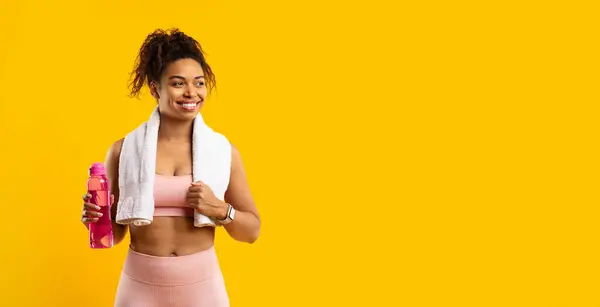 Stralende Afro Amerikaanse Vrouw Fitness Kleding Met Een Roze Fles — Stockfoto