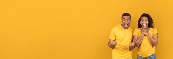 Jovem Casal Afro Americano Alegre Camisas Amarelas Expressando Emoção Alegria — Fotografia de Stock