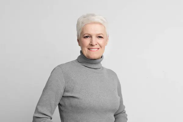 Charming Short Haired Elderly Woman Warm Smile Posing Grey Background — Stock Photo, Image