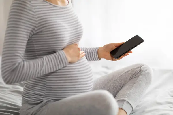 妊娠中のヨーロッパの梯子の手と腹の近くのビュー 接続性と妊娠中の家の快適さを呼び起こす — ストック写真