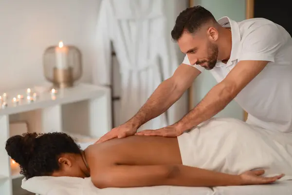 Een Massage Therapeut Het Verstrekken Van Een Rustgevende Therapie Aan — Stockfoto