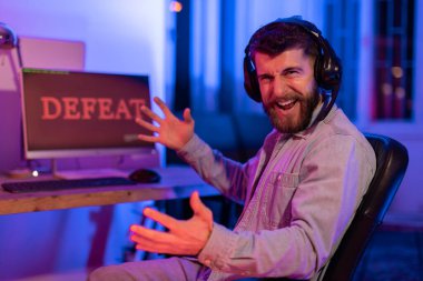 Evdeki oyun bağımlılığının duygusal rollercoaster 'ını tasvir ederek yenilgiyle yüzleştikçe, milenyum oyuncularının hüsranı açıkça ortaya çıkıyor.