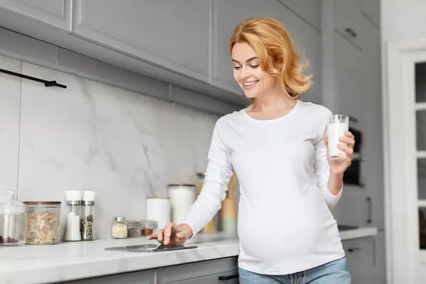 Europese Zwangere Vrouw Glimlacht Terwijl Een Glas Melk Vasthoudt Benadrukt — Stockfoto
