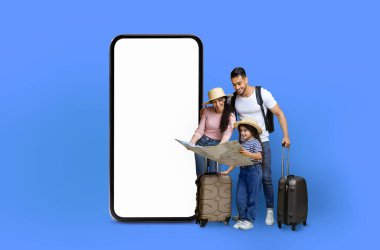 Bu resim, çocuklu bir çiftten oluşan neşeli bir ortadoğu ailesini, mavi arka planı olan ve uygulama ekranı için ideal olan boş ekranlı dev bir akıllı telefon kullanarak gösteriyor.