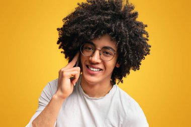 Mobil bağlantı reklamı. Harika bir zenci cep telefonuyla konuşuyor, turuncu arka plan.