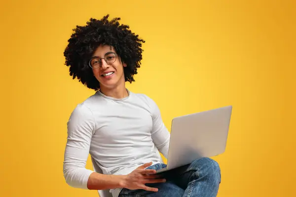 Online Utbildning Glad Afrikansk Amerikansk Kille Tittar Webinar Bärbar Dator — Stockfoto