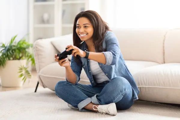 Африканська Американка Сидить Підлозі Захоплюючись Грою Відеоігри Вона Тримає Контролер — стокове фото