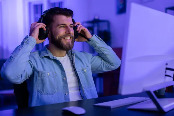 Comfort His Home Millennial Guy Tweaks His Headset Staple Modern — Stock Photo, Image