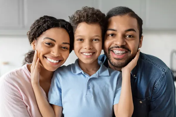 幸福的黑人家庭的特写镜头 在厨房里笑容满面 体现了强烈的联系和爱 — 图库照片