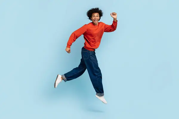 Joven Afroamericano Gran Espíritu Con Pelo Tupido Parece Correr Alegremente — Foto de Stock