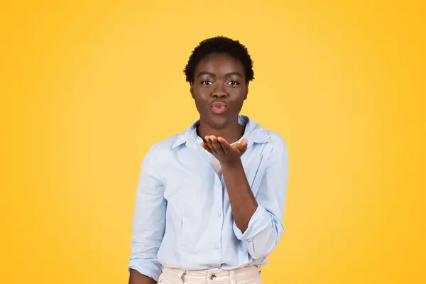 Speelse Charismatische Zwarte Vrouw Stuurt Een Vliegende Kus Naar Camera — Stockfoto