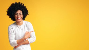 Şuraya bak. Turuncu panorama arka plan üzerinde yeni bir teklif gösteren, kopya alanı işaret gözlük Awesome siyah adam