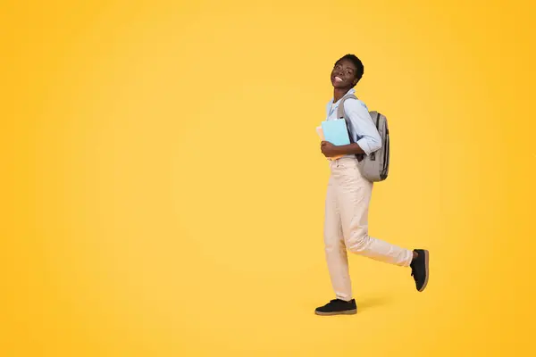 Eine Afroamerikanerin Bewegung Potenziell Ein Zoomer Mit Einem Rucksack Voller — Stockfoto