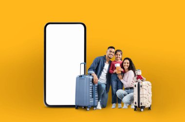 Büyük bir telefon ekranının yanında bavulları olan neşeli bir Arap ailesi, aile tatil başvurularını temsil ediyor ve çevrimiçi olarak izole edilmiş dijital bir şekilde sunuyorlar.
