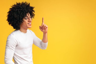 Sorunlu bir çözümüm var. Siyah ilham adam parmak yukarı işaret profil portresi, boş alan ile turuncu panorama arka plan