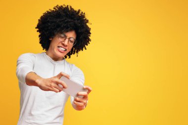 Kaybeden. Stresli Afrikalı adam mobil video oyunu, turuncu stüdyo arka plan kaybetme