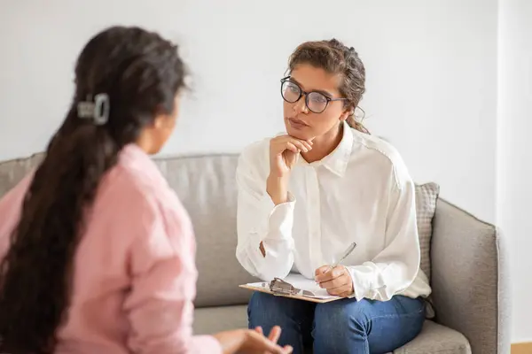 Pendukung Psikoterapis Wanita Muda Mendengarkan Klien Wanita Berbagi Cerita Pikiran Stok Foto