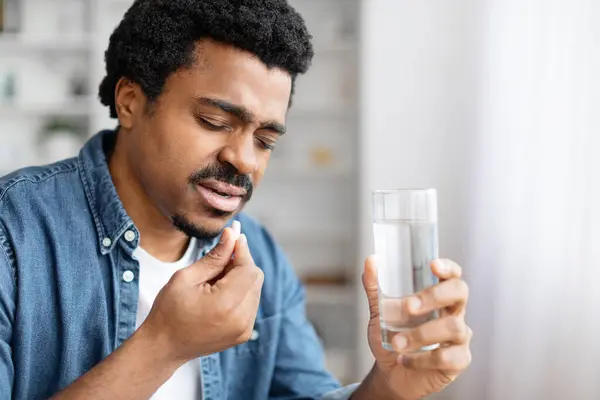 Hombre Afroamericano Casa Punto Tomar Medicamentos Sugiriendo Atención Médica Rutina Imagen De Stock