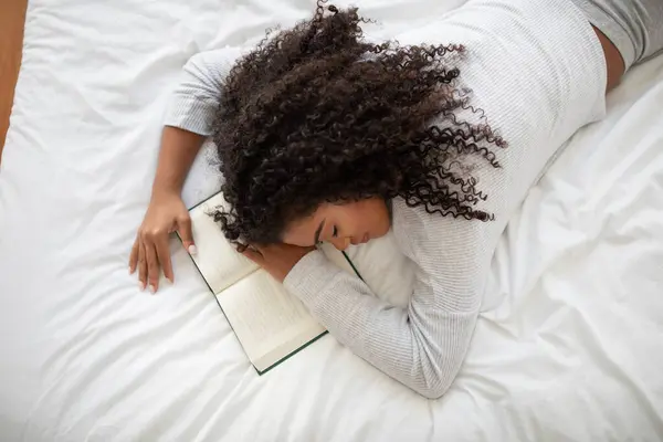 Young Hispanic Woman Has Fallen Asleep While Reading Book Comfortably — Stock Photo, Image